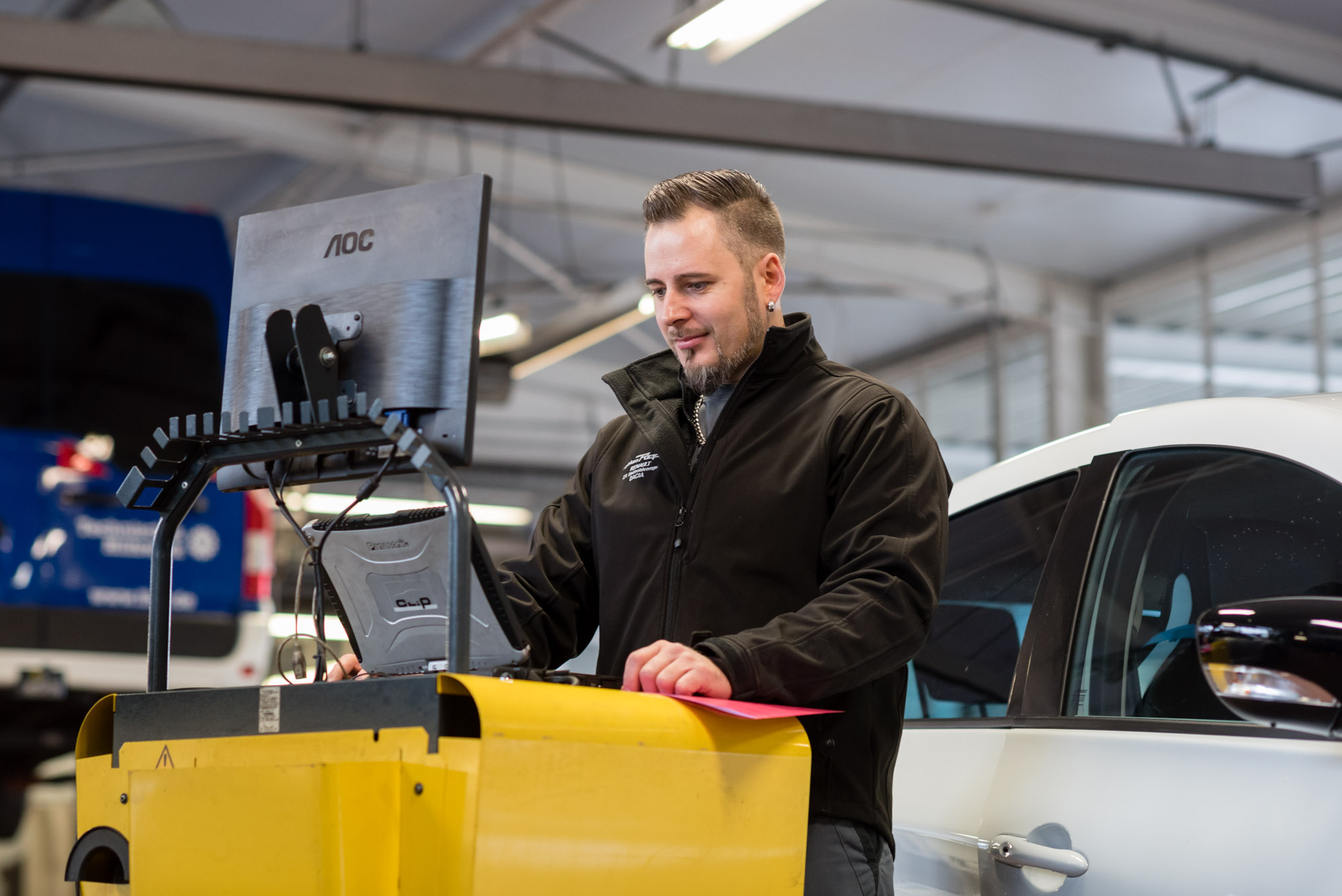 Diagnosetechniker in der Werkstatt Autohaus Rapp